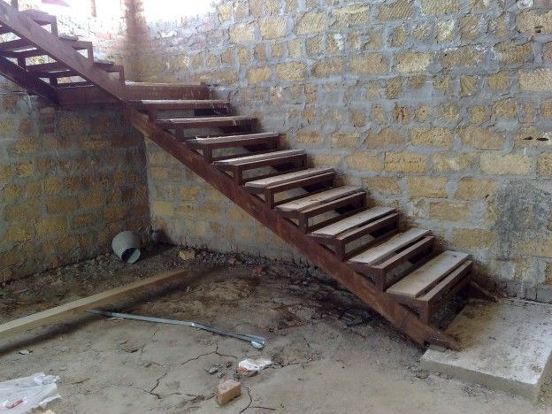 Как делается металлическая лестница в подвальное помещение