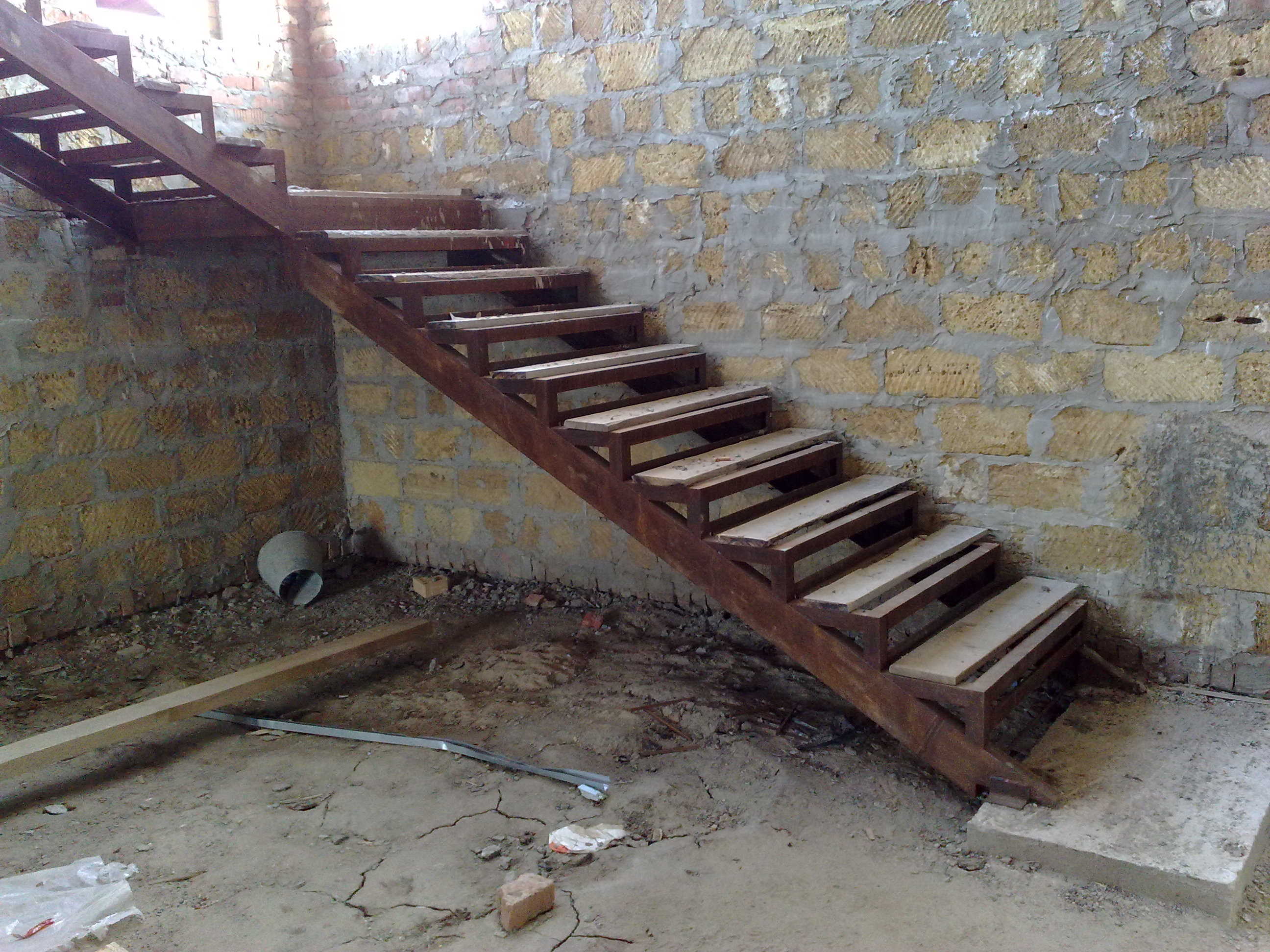 Как делается металлическая лестница в подвальное помние | Погреб-Подвал