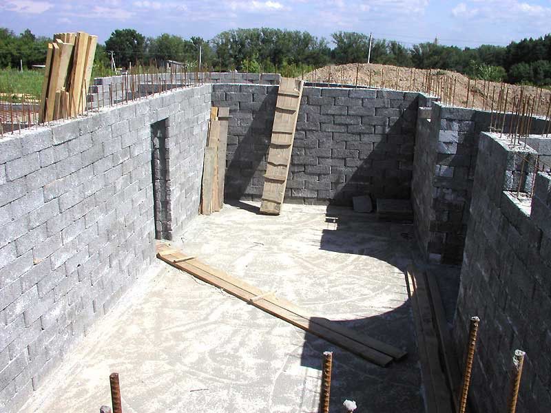 Возведение стен подвального этажа из блоков УДБ