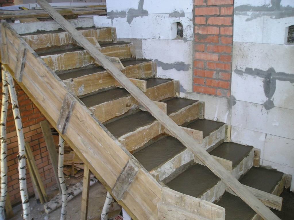 Бетонная лестница у опорной стены