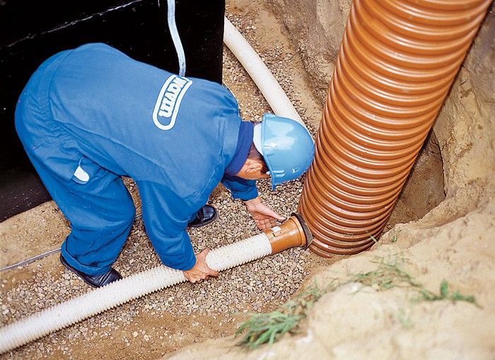 Чтобы предотвратить замерзание канализационной системы, необходимо утеплить грунт, на котором проложены трубы.