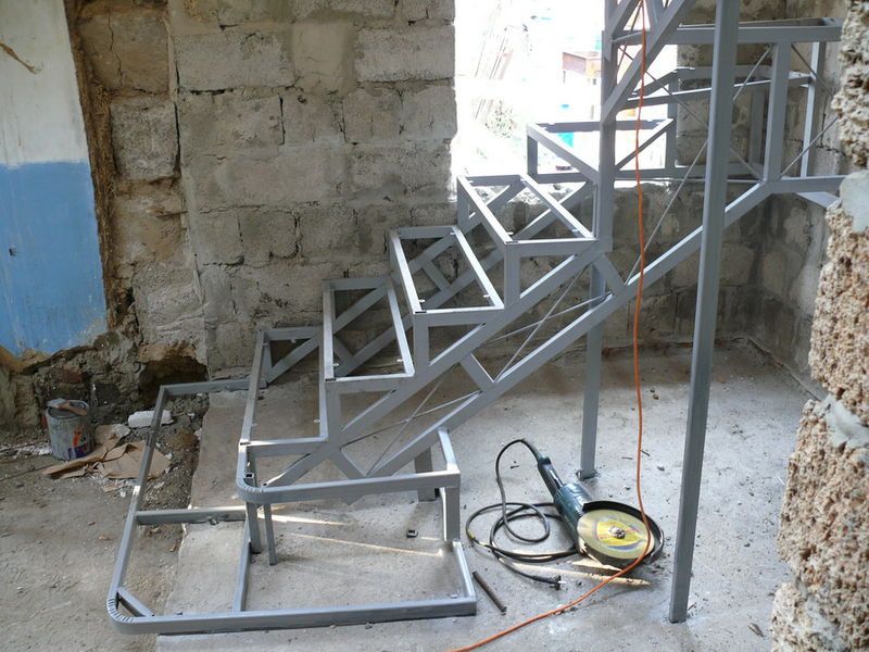 Металлический каркас под бетонную лестницу