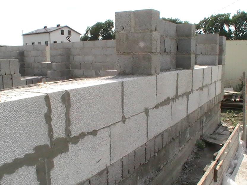 Возведение стен из полистиролбетонных блоков