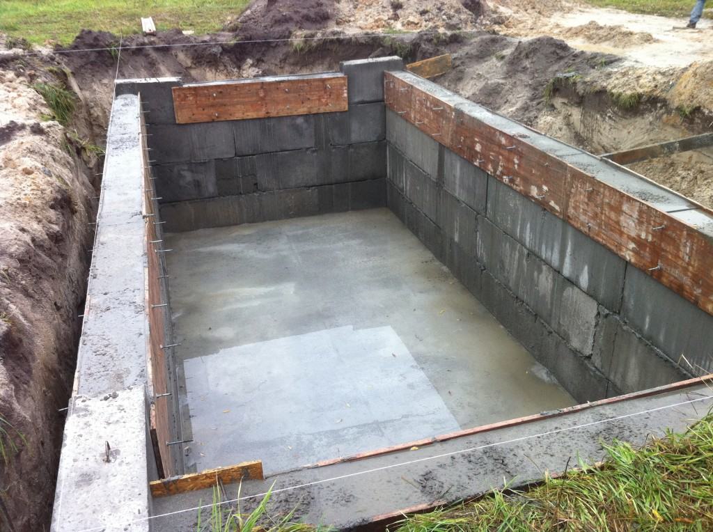 Для бетонных стен – только бетонное основание