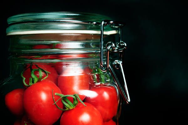 Хранение свежих томатов в банках