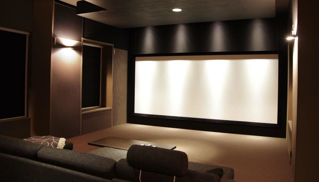 Облицовка стен кинотеатра перфорированными панелями