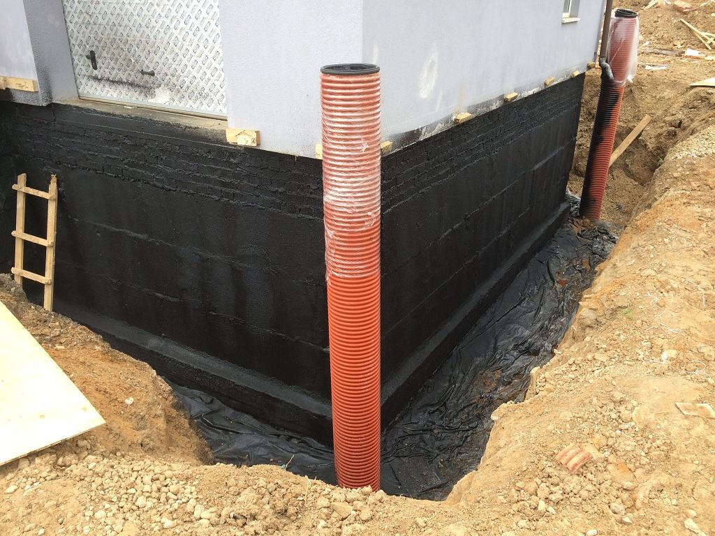 Вертикальная изоляция стен фундамента с обустройством кольцевой дренажной канализации