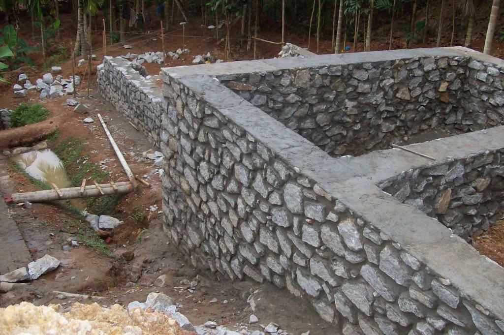 Бутовый камень – лучший вариант для строительства погреба на косогоре