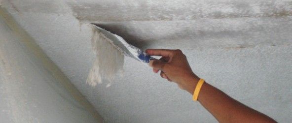 Как снять старую побелку с потолка