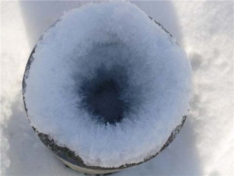 Снеговая шапка на стенках стояка канализации