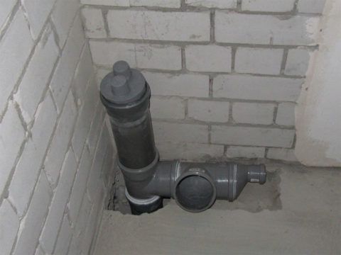 Вакуумный клапан установлен вместо вентиляционного вывода стояка на крышу