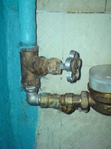 Проходимость водопровода может ограничивать частично прикрытый вентиль