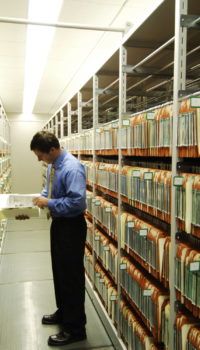 Удобное хранение документации на архивных стеллажах