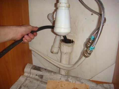 Прочистка гребенки через отвод для подключения кухонной мойки