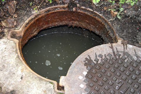 Вода под самой крышкой колодца говорит о засоре дворовой канализации