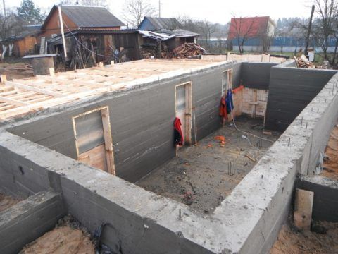 Монолитный бетонный цоколь будущего дома