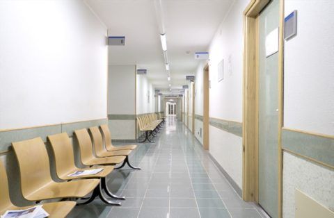 Напольное покрытие в коридоре медицинского учреждения