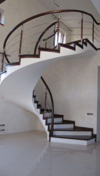 Сложная по форме поворотная лестница из бетона – модерн