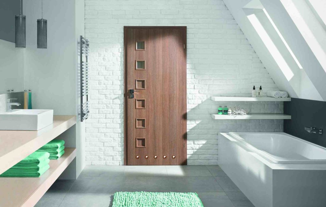деревянная дверь в ванную комнату